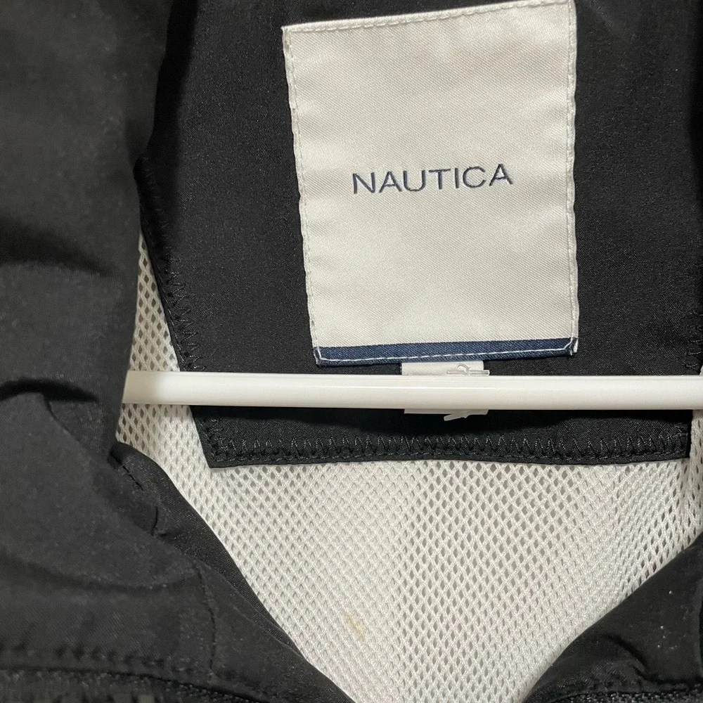 Nautica Men's black hooded Windbreaker Jacket . Full zip front size medium